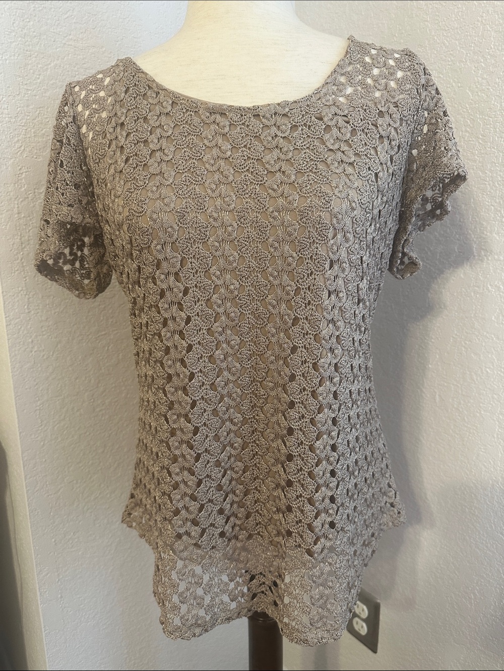 NWT Banana Republic Taupe Crochet Lace Short Sleeve Top (L)